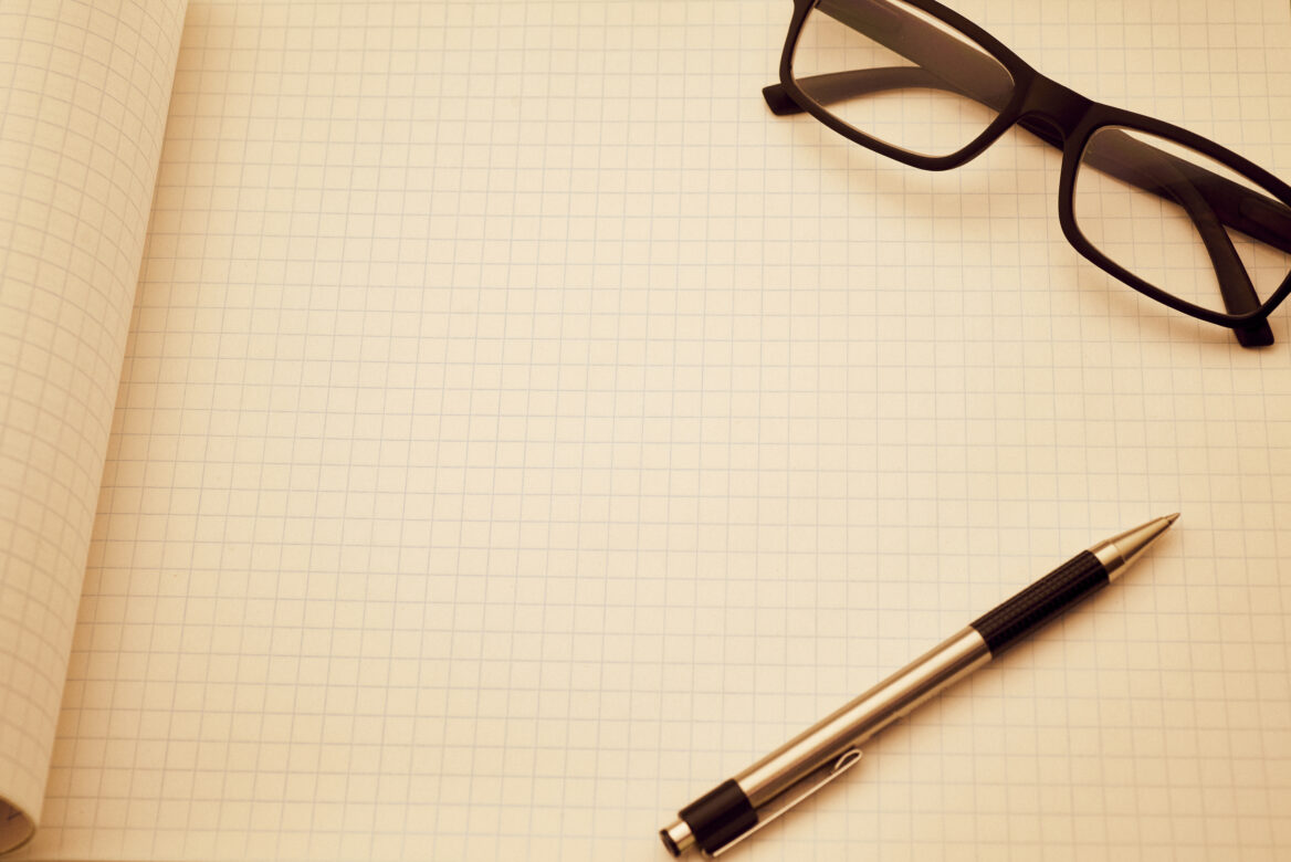 Schreibtisch mit Papieren